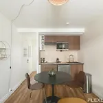 Charming 27m One-bedroom In 20 With Shared Terrace * パリ