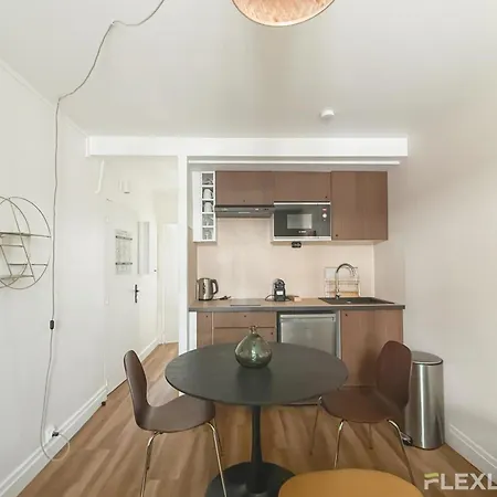 Charming 27m One-bedroom In 20 With Shared Terrace * פריז